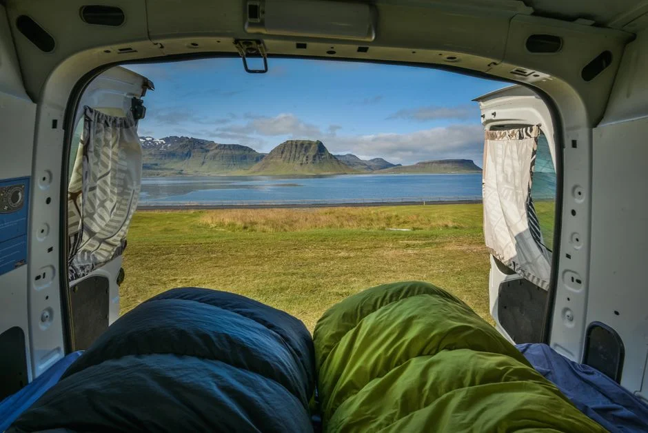 Feste Küchenzeile mit Arbeitsplatte und Kochfeld im Innenraum eines Kastenwagen-Campers