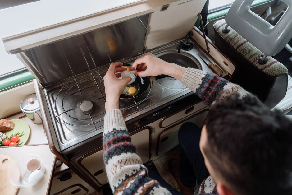 Innenausbau eines Campervans mit Schlafbereich und kleiner Küche