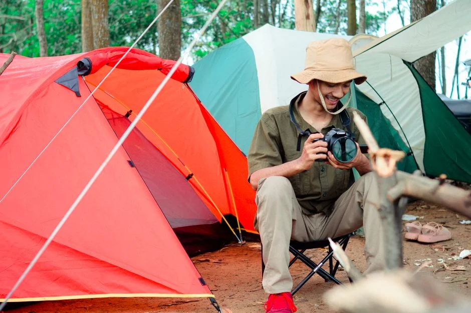 Camper hält seine Reise mit der Kamera fest, typischer Alltag unterwegs im Wald