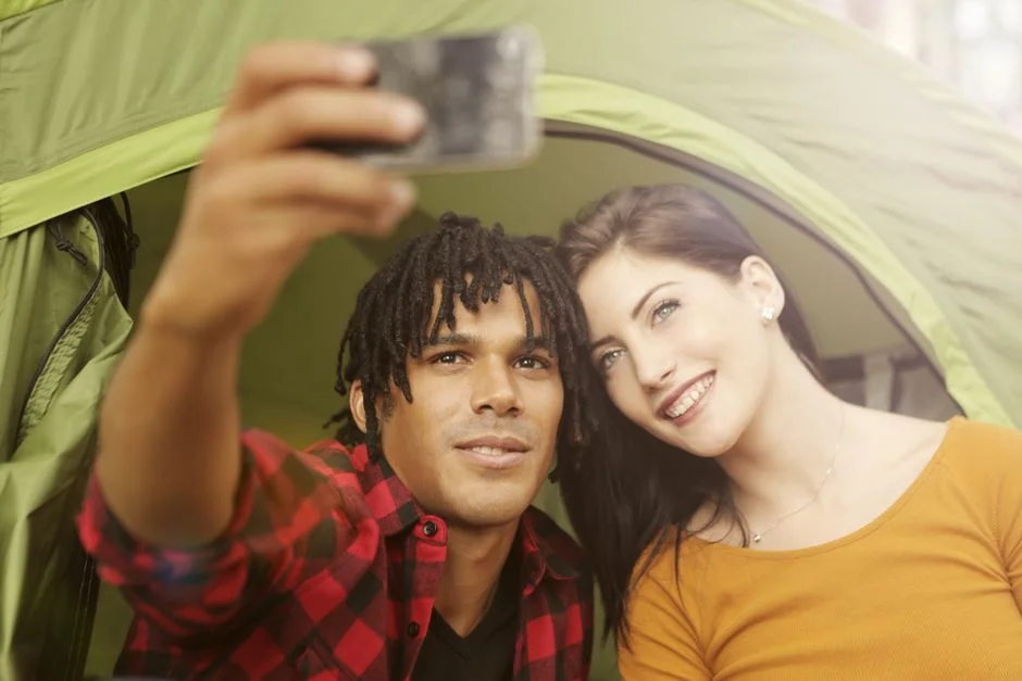 Camper fotografiert die Umgebung während einer Reisepause im Freien