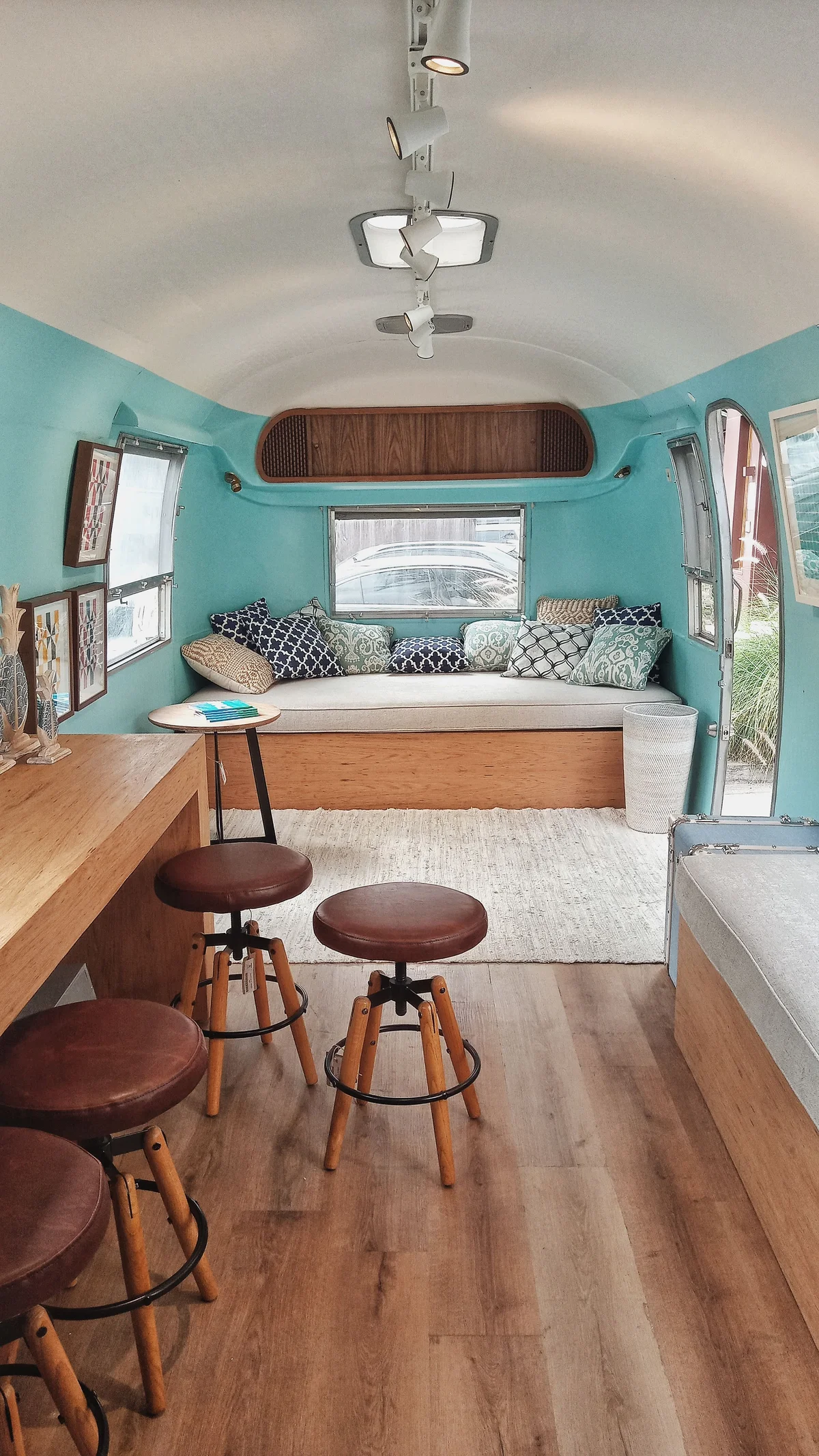 Moderner Camper-Innenausbau mit Holzmöbeln und gemütlicher Einrichtung