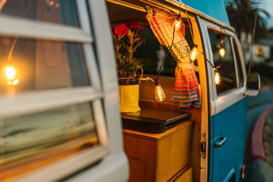 Warm beleuchteter Camper-Innenraum mit Lichterkette, Sinnbild für die 12-Volt-Beleuchtung im Bordnetz