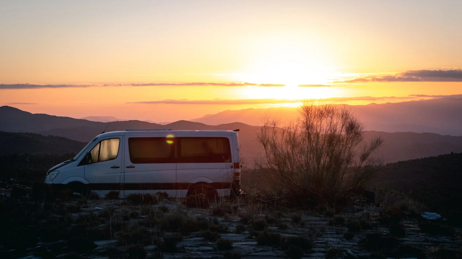 Weißer Camper-Van auf Berggipfel – VW T6/T6.1 Diebstahlschutz auf Reisen