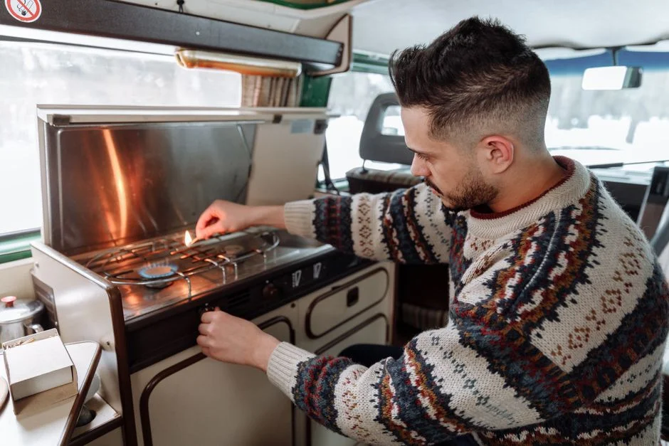 Camper-Innenraum mit kleiner Küchenzeile und Sitzbereich