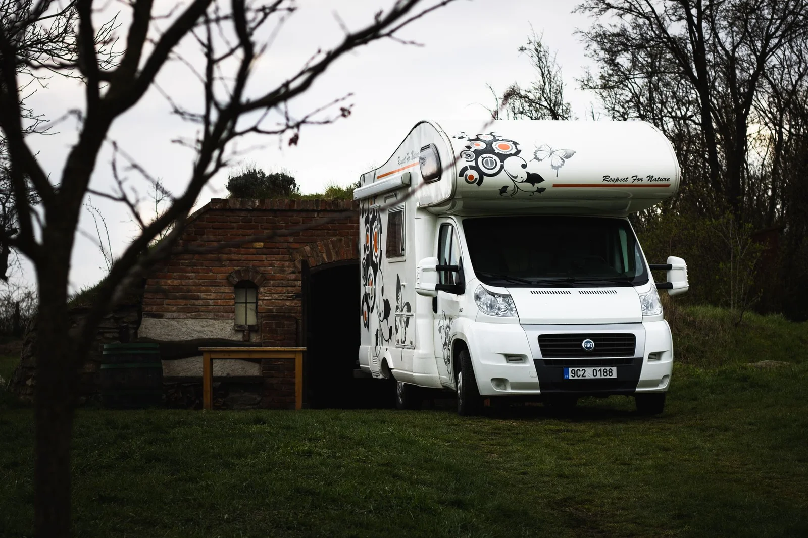 VW T6 Campervan auf einem Campingplatz in der Natur bei Leipzig